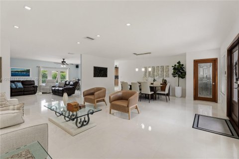 House in Miami, Florida 4 bedrooms, 221.57 sq.m. № 2241127 - photo 9
