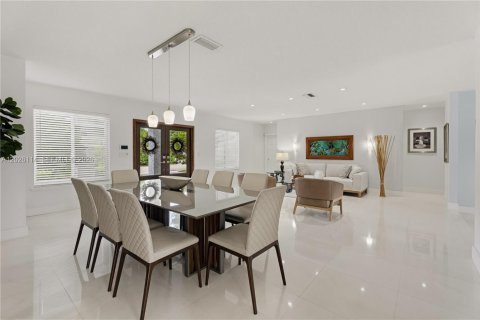 House in Miami, Florida 4 bedrooms, 221.57 sq.m. № 2241127 - photo 13