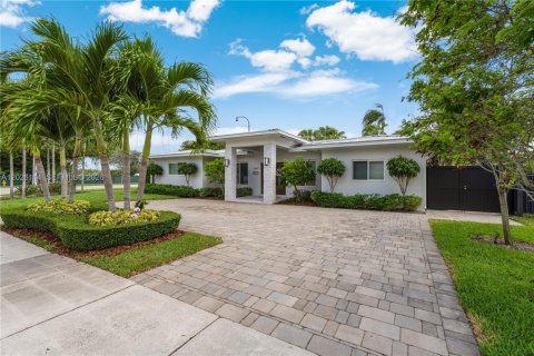 House in Miami, Florida 4 bedrooms, 221.57 sq.m. № 2241127 - photo 4