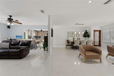 House in Miami, Florida 4 bedrooms, 221.57 sq.m. № 2241127 - photo 14