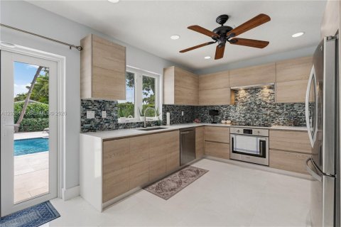 House in Miami, Florida 4 bedrooms, 221.57 sq.m. № 2241127 - photo 21