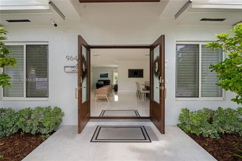 House in Miami, Florida 4 bedrooms, 221.57 sq.m. № 2241127 - photo 7