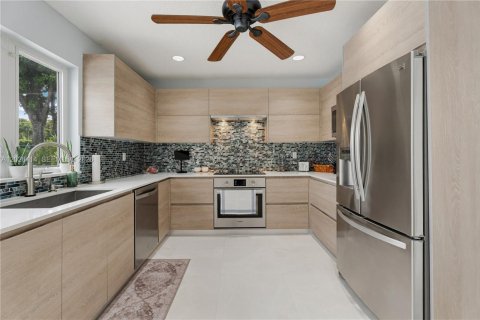 House in Miami, Florida 4 bedrooms, 221.57 sq.m. № 2241127 - photo 22