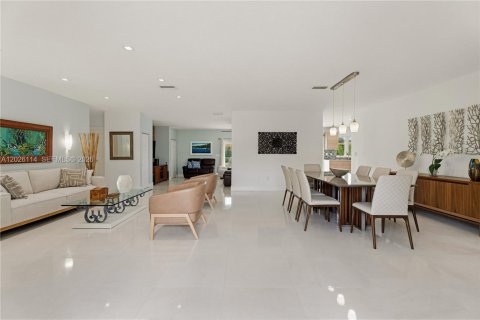 House in Miami, Florida 4 bedrooms, 221.57 sq.m. № 2241127 - photo 8
