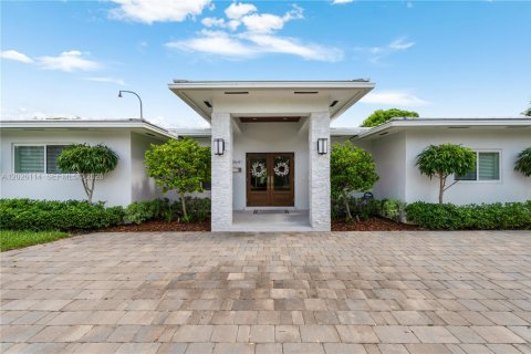 House in Miami, Florida 4 bedrooms, 221.57 sq.m. № 2241127 - photo 5