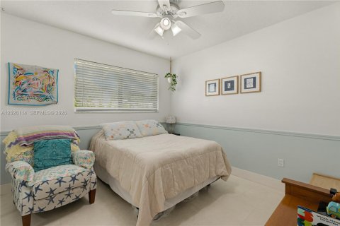 House in Miami, Florida 4 bedrooms, 221.57 sq.m. № 2241127 - photo 24