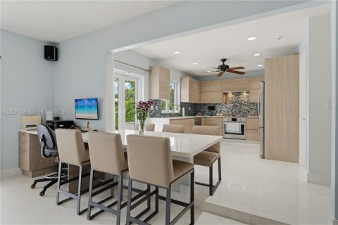 House in Miami, Florida 4 bedrooms, 221.57 sq.m. № 2241127 - photo 17