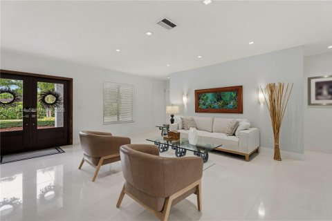 House in Miami, Florida 4 bedrooms, 221.57 sq.m. № 2241127 - photo 11