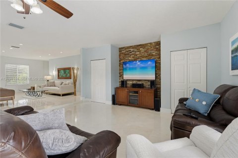 House in Miami, Florida 4 bedrooms, 221.57 sq.m. № 2241127 - photo 16