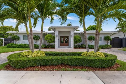 House in Miami, Florida 4 bedrooms, 221.57 sq.m. № 2241127 - photo 3