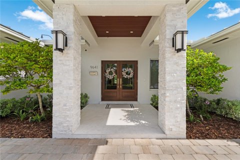 House in Miami, Florida 4 bedrooms, 221.57 sq.m. № 2241127 - photo 6