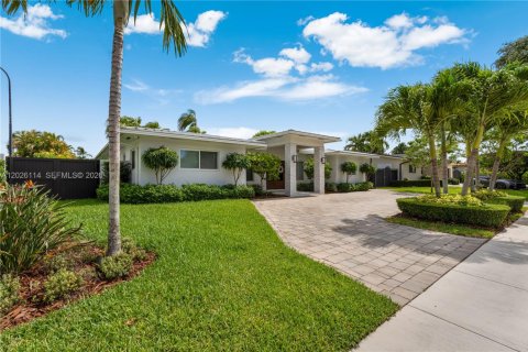 House in Miami, Florida 4 bedrooms, 221.57 sq.m. № 2241127 - photo 2