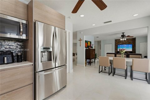House in Miami, Florida 4 bedrooms, 221.57 sq.m. № 2241127 - photo 23