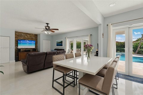 House in Miami, Florida 4 bedrooms, 221.57 sq.m. № 2241127 - photo 18