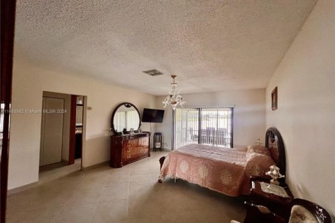 House in Lake Worth, Florida 2 bedrooms, 134.62 sq.m. № 1694697 - photo 17
