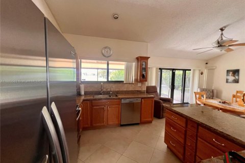 House in Lake Worth, Florida 2 bedrooms, 134.62 sq.m. № 1694697 - photo 13