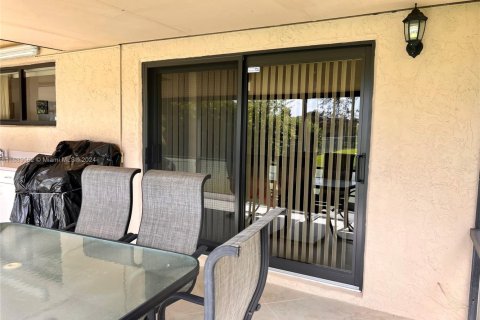 House in Lake Worth, Florida 2 bedrooms, 134.62 sq.m. № 1694697 - photo 23