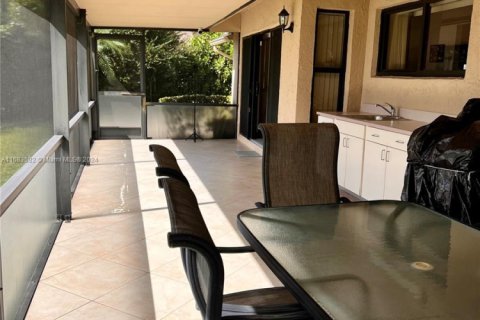 House in Lake Worth, Florida 2 bedrooms, 134.62 sq.m. № 1694697 - photo 24
