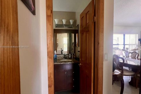 House in Lake Worth, Florida 2 bedrooms, 134.62 sq.m. № 1694697 - photo 9
