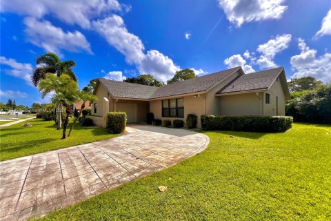 House in Lake Worth, Florida 2 bedrooms, 134.62 sq.m. № 1694697 - photo 1