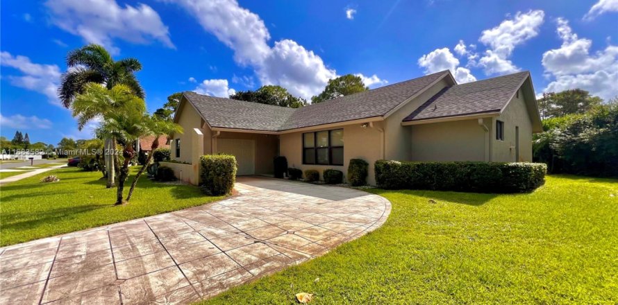 House in Lake Worth, Florida 2 bedrooms, 134.62 sq.m. № 1694697