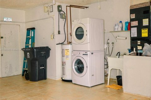 House in Lake Worth, Florida 2 bedrooms, 134.62 sq.m. № 1694697 - photo 28