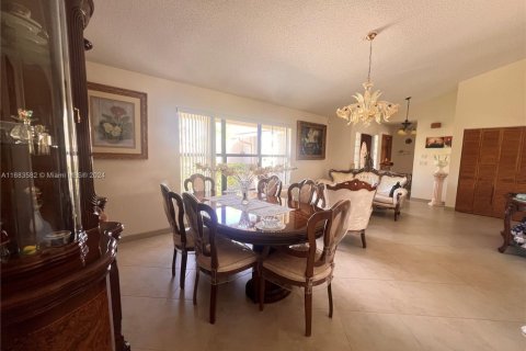 House in Lake Worth, Florida 2 bedrooms, 134.62 sq.m. № 1694697 - photo 5