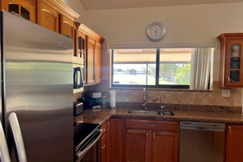 House in Lake Worth, Florida 2 bedrooms, 134.62 sq.m. № 1694697 - photo 14