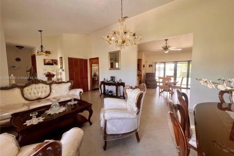 House in Lake Worth, Florida 2 bedrooms, 134.62 sq.m. № 1694697 - photo 4