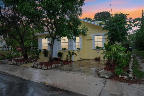 House in Lake Worth, Florida 3 bedrooms, 140.84 sq.m. № 1229284 - photo 1