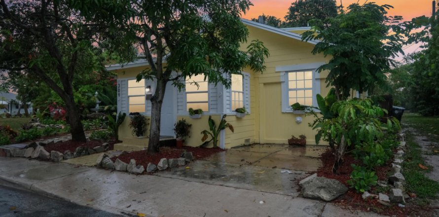 House in Lake Worth, Florida 3 bedrooms, 140.84 sq.m. № 1229284