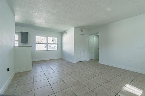 Снять в аренду квартиру в Ларго, Флорида 3 комнаты, 57.6м2, № 2229941 - фото 2