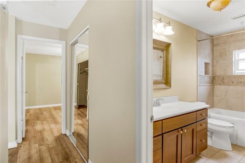 House in Saint Petersburg, Florida 2 bedrooms, 142.6 sq.m. № 1561948 - photo 5