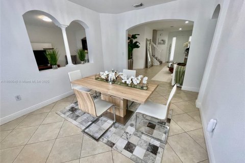 Townhouse in Doral, Florida 4 bedrooms, 200.2 sq.m. № 1944482 - photo 11