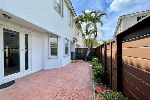 Townhouse in Doral, Florida 4 bedrooms, 200.2 sq.m. № 1944482 - photo 17