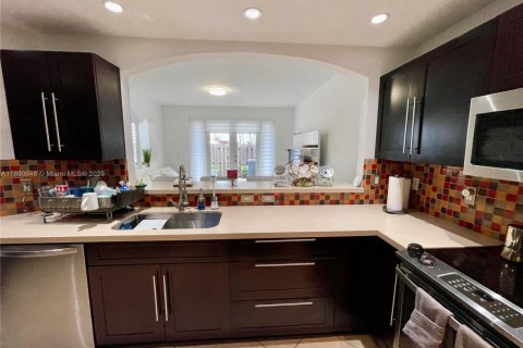 Townhouse in Doral, Florida 4 bedrooms, 200.2 sq.m. № 1944482 - photo 5