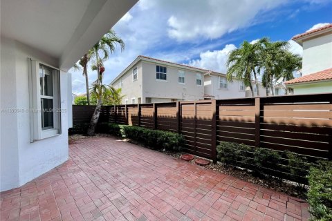 Townhouse in Doral, Florida 4 bedrooms, 200.2 sq.m. № 1944482 - photo 15