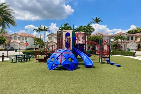 Townhouse in Doral, Florida 4 bedrooms, 200.2 sq.m. № 1944482 - photo 18
