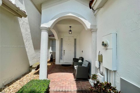 Townhouse in Doral, Florida 4 bedrooms, 200.2 sq.m. № 1944482 - photo 2