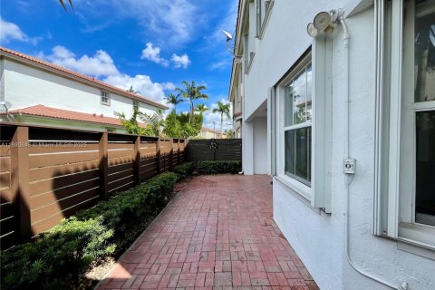 Townhouse in Doral, Florida 4 bedrooms, 200.2 sq.m. № 1944482 - photo 16