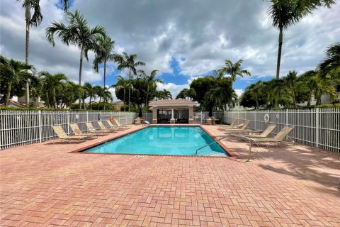 Townhouse in Doral, Florida 4 bedrooms, 200.2 sq.m. № 1944482 - photo 13
