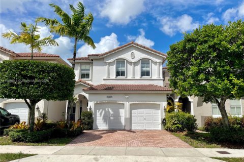 Townhouse in Doral, Florida 4 bedrooms, 200.2 sq.m. № 1944482 - photo 1