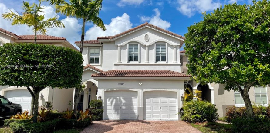 Townhouse in Doral, Florida 4 bedrooms, 200.2 sq.m. № 1944482