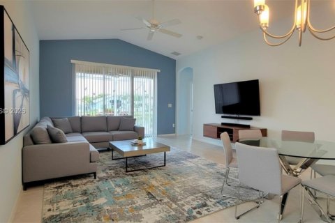 House in Boynton Beach, Florida 3 bedrooms, 151.15 sq.m. № 2038231 - photo 10