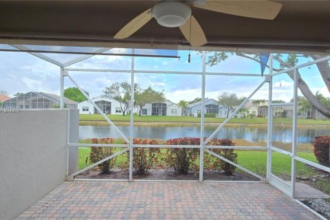 House in Boynton Beach, Florida 3 bedrooms, 151.15 sq.m. № 2038231 - photo 2