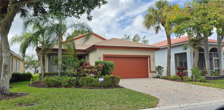 House in Boynton Beach, Florida 3 bedrooms, 151.15 sq.m. № 2038231
