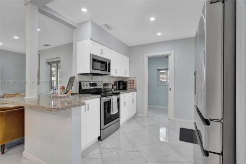 House in Fort Lauderdale, Florida 3 bedrooms, 131.27 sq.m. № 1794823 - photo 14