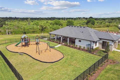 House in Zephyrhills, Florida 5 bedrooms, 328.04 sq.m. № 1909137 - photo 4