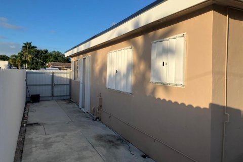 Casa en venta en Hialeah, Florida, 5 dormitorios, 194.17 m2 № 2245259 - foto 22