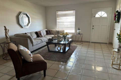 Casa en venta en Hialeah, Florida, 5 dormitorios, 194.17 m2 № 2245259 - foto 3